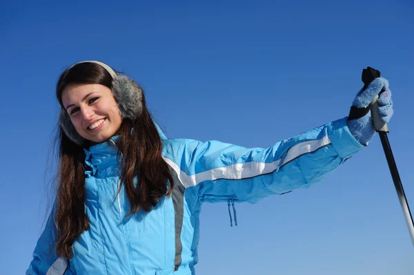 Νεαρή γυναίκα στο κοστούμι σκι — Φωτογραφία Αρχείου