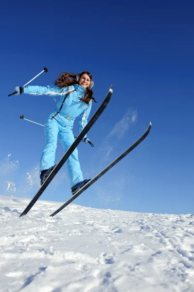 Mooie Jonge Vrouw Ski Pak Vol Energie Springen — Stockfoto