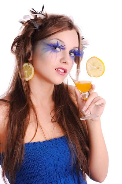 Дівчина з апельсиновим напоєм — стокове фото