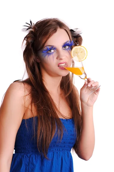 Menina com suco de laranja em vidro — Fotografia de Stock