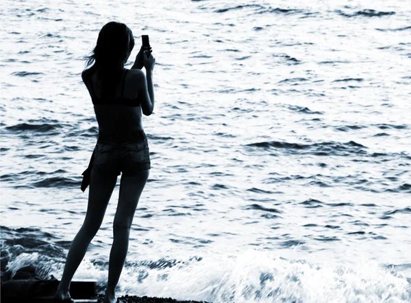 Silhouette einer Frau mit Handy — Stockfoto