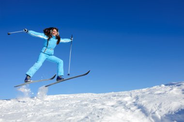 mutlu genç kayakçı