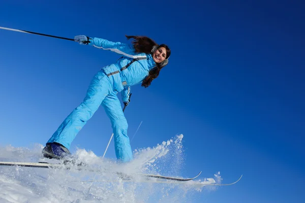 Lachende jonge skiër — Stockfoto