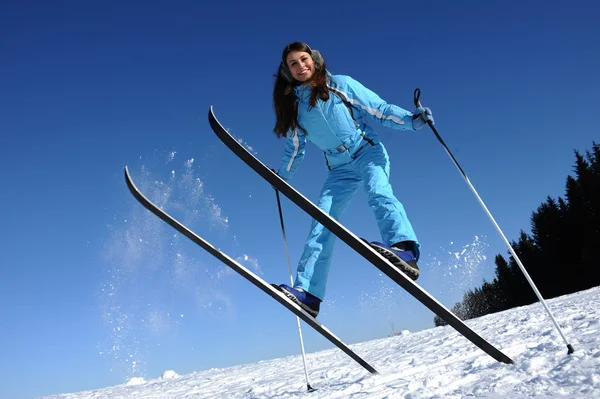 Sprong van jonge skiër — Stockfoto