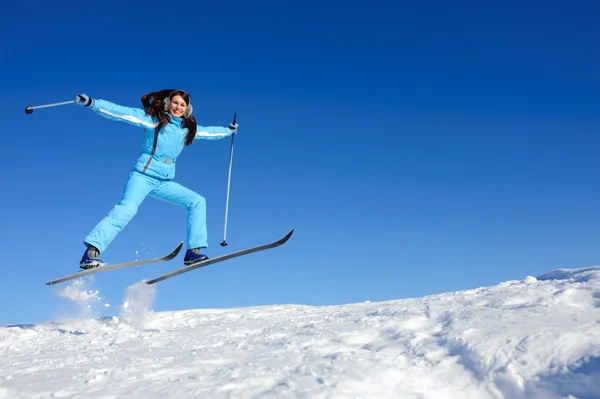 Szczęśliwy młody narciarz — Zdjęcie stockowe