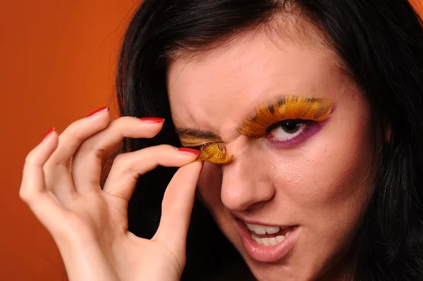 Skönhet ung kvinna ta bort falska ögonfransar — Stockfoto