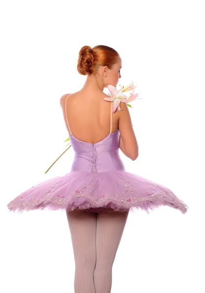 Balletttänzer riechen Lilie — Stockfoto