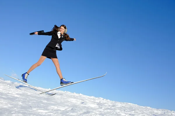 Femme d'affaires sur ski — Photo