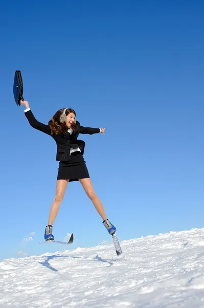 Affärskvinna på ski — Stockfoto