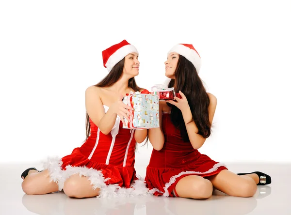Две женщины в платьях Санта-Клауса — стоковое фото