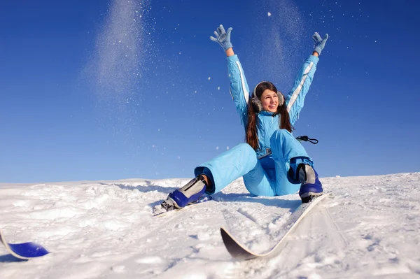 Esquiador sentado na neve — Fotografia de Stock