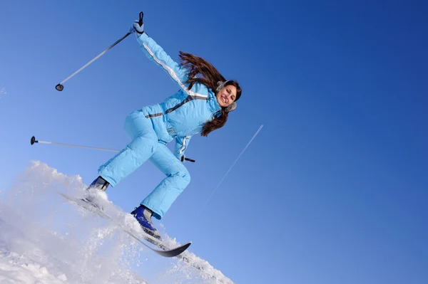 Meisje om te skiën beneden — Stockfoto