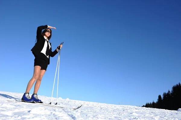 Zakenvrouw gaan skiën — Stockfoto