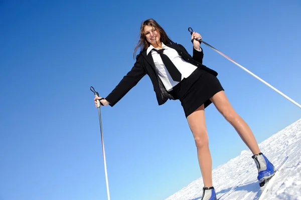 Femme d'affaires va skier — Photo