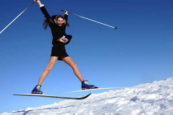 Femme d'affaires sautant sur le ski — Photo