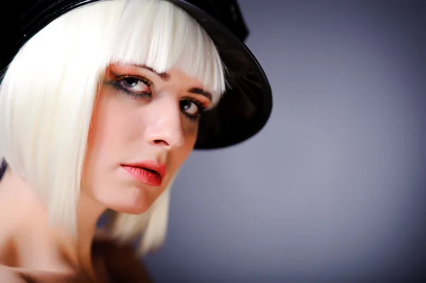 Модель з світлим волоссям і чорною шапочкою — стокове фото