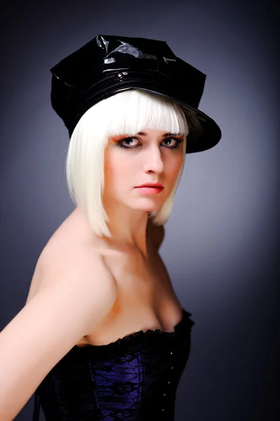 Pózol, modell, szőke hajú és fekete csúcsos sapka — Stock Fotó