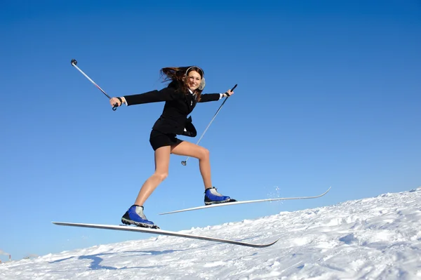 Zakenvrouw springen op ski — Stockfoto