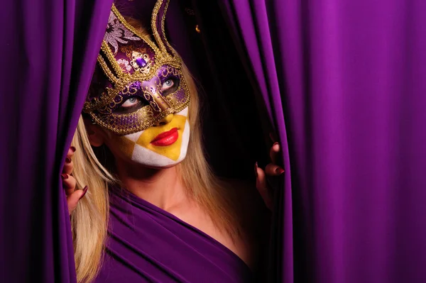 Женщина в фиолетовой маске — стоковое фото