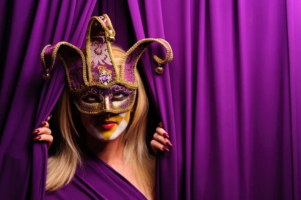 Mulher em máscara violeta — Fotografia de Stock