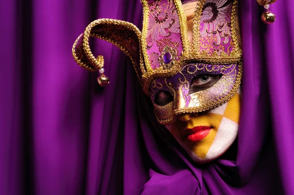 Kvinna i violett mask — Stockfoto