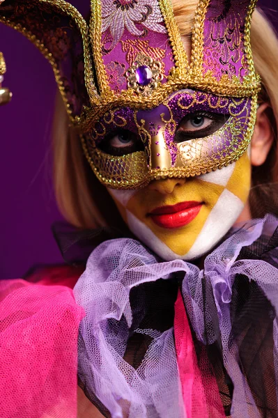 Donna sexy in maschera viola partito — Foto Stock