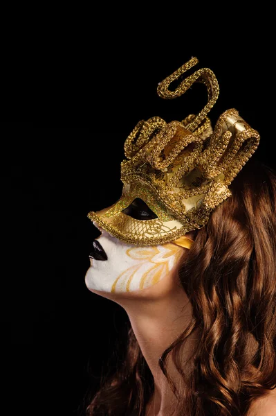Perfil de mujer en máscara dorada — Foto de Stock