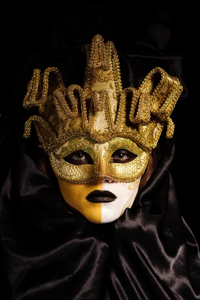 Mulher em máscara de festa amarela — Fotografia de Stock