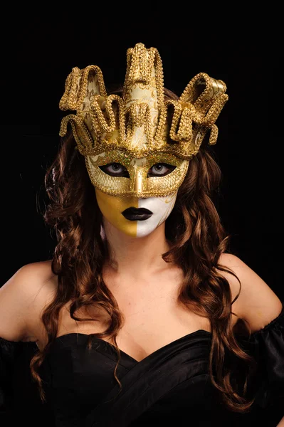 Vrouw in gouden partij masker — Stockfoto