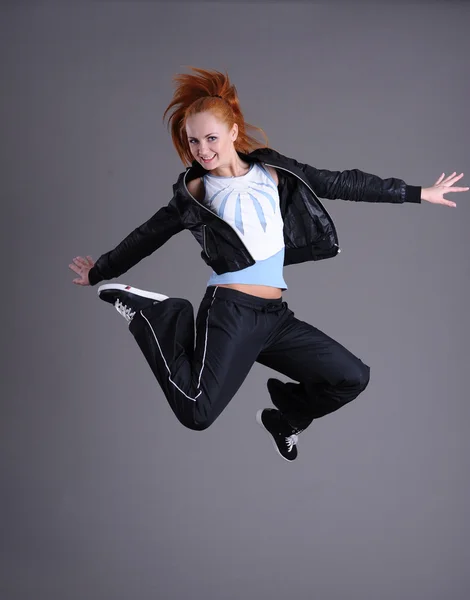 Donna che salta e balla — Foto Stock