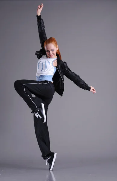 ジャンプし、踊りの女性 — ストック写真