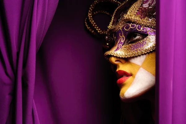 Donna in maschera viola — Foto Stock