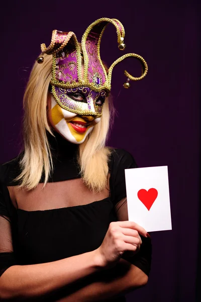 Жінка в фіолетовій масці — стокове фото