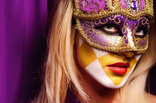 Frau mit violetter Maske — Stockfoto