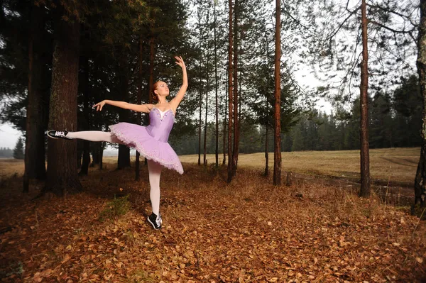 Ballerina di danza classica in sneakers — Foto Stock