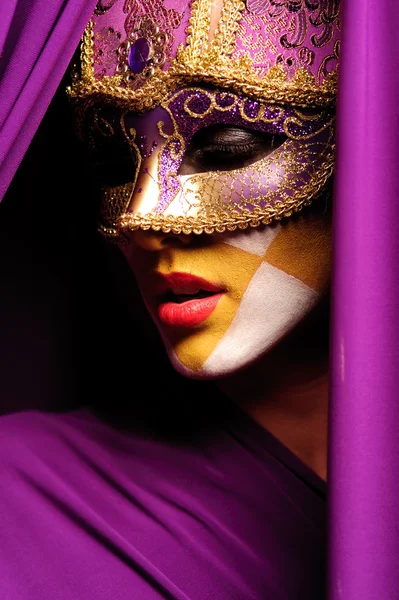 Portret van vrouw in violet masker — Stockfoto