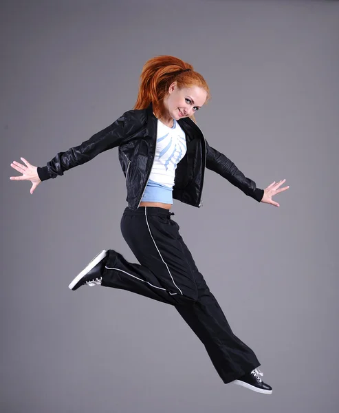 Mladá žena skákat a tancovat — Stock fotografie
