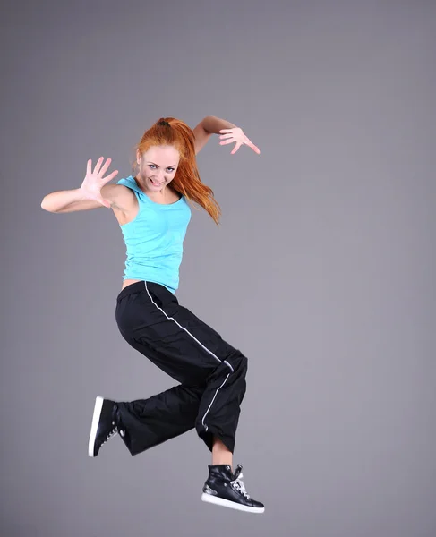 Жінка стрибає і танцює — стокове фото
