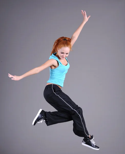 Junge Frau springt und tanzt — Stockfoto