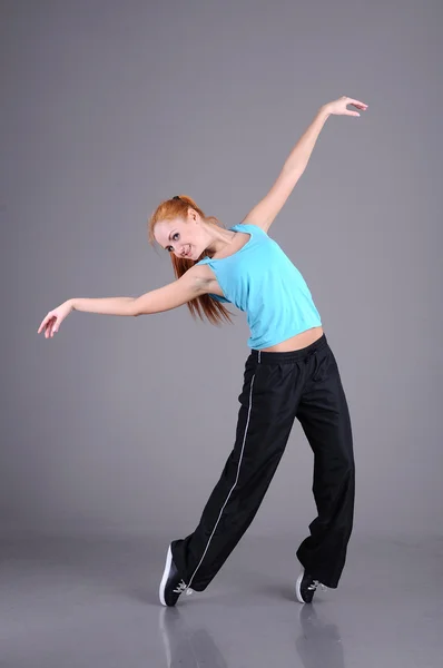 年轻女子跳舞 — 图库照片