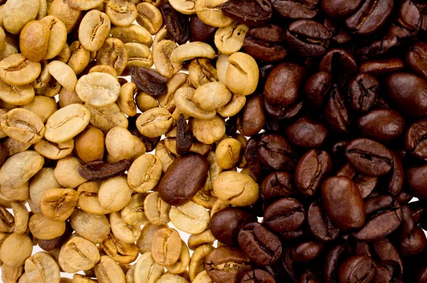 Grãos de café torrados e crus — Fotografia de Stock