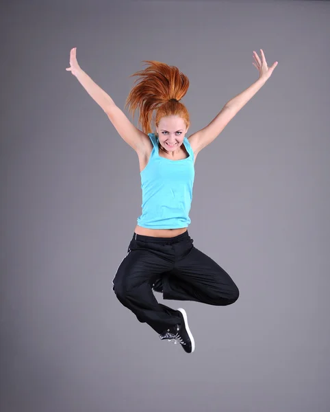 Mujer saltando y bailando —  Fotos de Stock