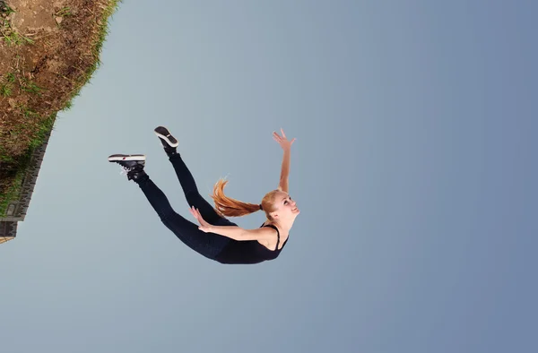 Salto de jovem mulher funky — Fotografia de Stock