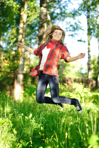 Mulher adolescente jumpin — Fotografia de Stock