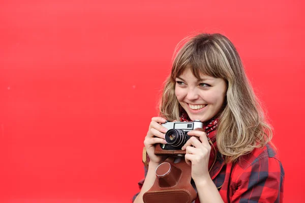 十几岁的女孩与老胶片相机 — 图库照片