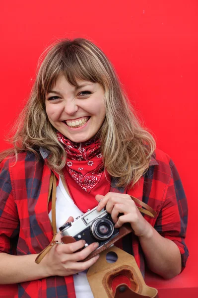 Jonge tiener meisje met oude filmcamera — Stockfoto