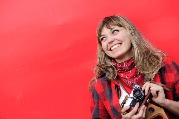 Menina com câmera de filme antigo — Fotografia de Stock