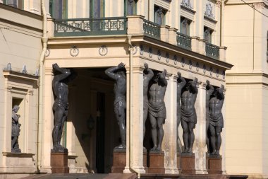 Yeni Hermitage: Atlaslar gökyüzü tutun.