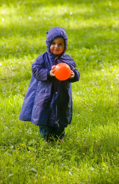 男孩用球 — 图库照片