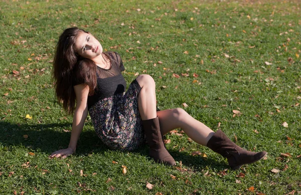La ragazza su un'erba — Foto Stock